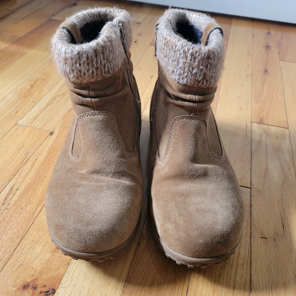 Khombu Cozy Tan Suede Ankle Boots Size 9